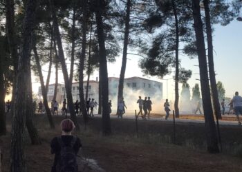 Ένταση και χημικά έξω από την Περιφέρεια Θεσσαλίας κατά την άφιξη Μητσοτάκη