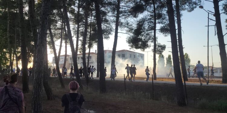 Ένταση και χημικά έξω από την Περιφέρεια Θεσσαλίας κατά την άφιξη Μητσοτάκη
