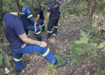 Παραβόλα:όχημα κατέληξε στο γκρεμό με αποτέλεσμα τον εγκλωβισμό της οδηγού