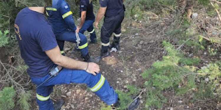 Παραβόλα:όχημα κατέληξε στο γκρεμό με αποτέλεσμα τον εγκλωβισμό της οδηγού