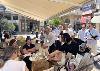 Ο Κώστας Πιστιόλας περιόδευσε στο κέντρο του Αγρινίου/Θερμή και ενθουσιώδης η ανταπόκριση των πολιτών