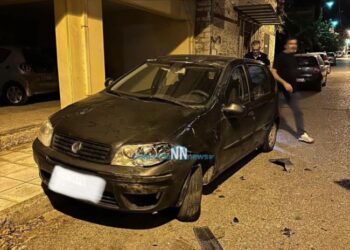 Χτύπησε με το αυτοκίνητο του έξι σταθμευμένα οχήματα και δύο μηχανές στη Ναύπακτο