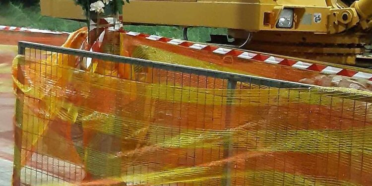 Αγρίνιο:Λουλούδια και κεριά στο σημείο όπου βρήκε τραγικό θάνατο ο 25χρονος