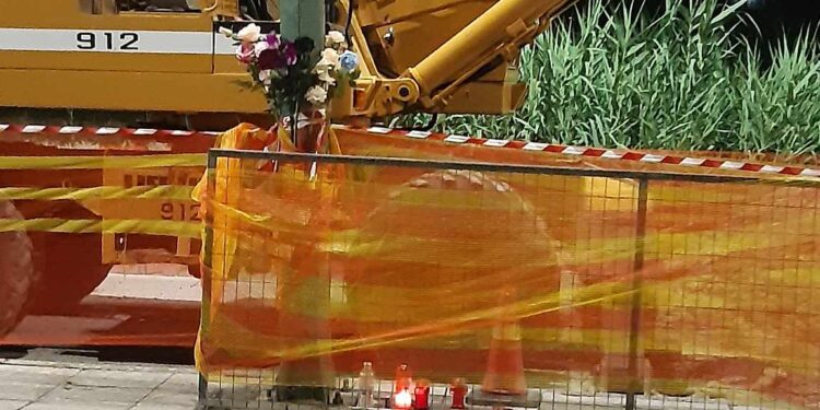 Αγρίνιο:Λουλούδια και κεριά στο σημείο όπου βρήκε τραγικό θάνατο ο 25χρονος