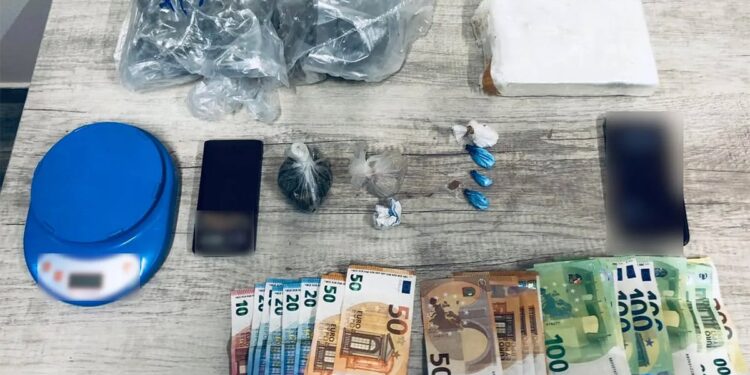 Δυτ.Ελλάδα: Έκρυβαν τα ναρκωτικά στο κοτέτσι – Χειροπέδες σε πατέρα, γιο και θείο