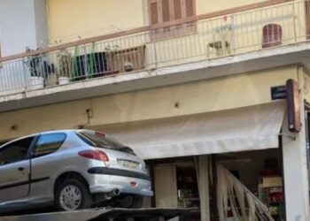 Ναύπακτος: ΙΧ παραβίασε STOP και «έστειλε» όχημα στον φούρνο