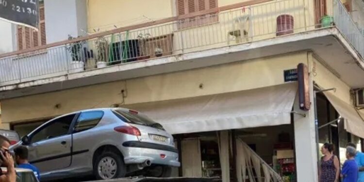 Ναύπακτος: ΙΧ παραβίασε STOP και «έστειλε» όχημα στον φούρνο