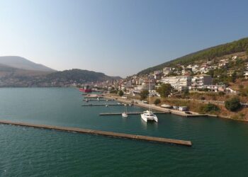 Πεζόδρομος και χώροι πρασίνου στη δυτική είσοδο της Αμφιλοχίας
