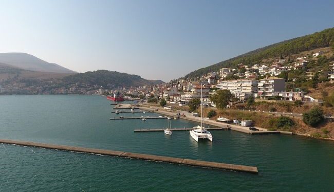 Πεζόδρομος και χώροι πρασίνου στη δυτική είσοδο της Αμφιλοχίας