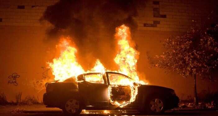 Δυτ. Ελλάδα: Το ΙΧ “καρφώθηκε” σε δένδρο και έπιασε φωτιά – Από θαύμα σώθηκαν οι επιβάτες