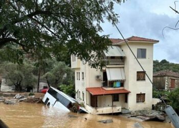 Τριώροφη κατοικία στηρίζεται σε λεωφορείο που έχει σφηνώσει στα θεμέλια στον Πλατανιά Πηλίου