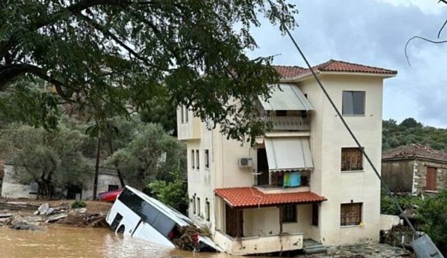 Τριώροφη κατοικία στηρίζεται σε λεωφορείο που έχει σφηνώσει στα θεμέλια στον Πλατανιά Πηλίου