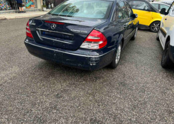 ΙΧ παρέσυρε 3 σταθμευμένα αυτοκίνητα στην Αμφιλοχία