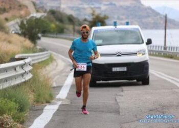 ΣΠΑΡΤΑΘΛΟΝ 2023: Ο Αγρινιώτης Φώτης Ζησιμόπουλος με φρενήρη ρυθμό πρώτος στα 160 χλμ.