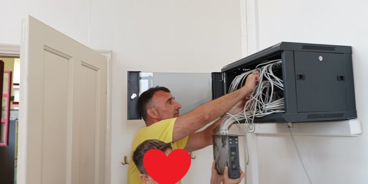 1ο Δημοτικό Σχολείο Θεστιέων: Αλλαγή switch στο εργαστήριο πληροφορικής