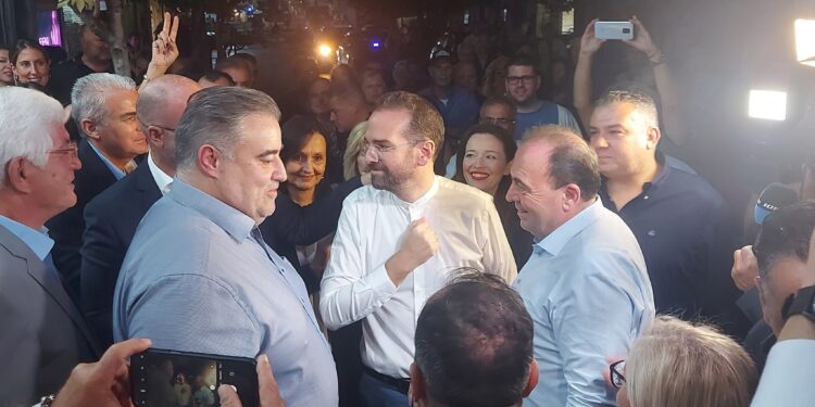 Με χειροκροτήματα υποδέχτηκαν τον Περιφερειάρχη Δυτικής Ελλάδας Νεκτάριο Φαρμάκη/δηλώσεις (βιντεο)