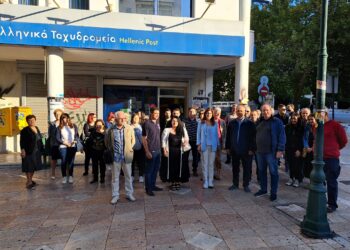 Συγκέντρωση στα ΕΛΤΑ Αγρινίου για το λουκέτο στο υποκατάστημα Παραβόλας- Παρέδωσαν ψήφισμα και στο Δημαρχείο
