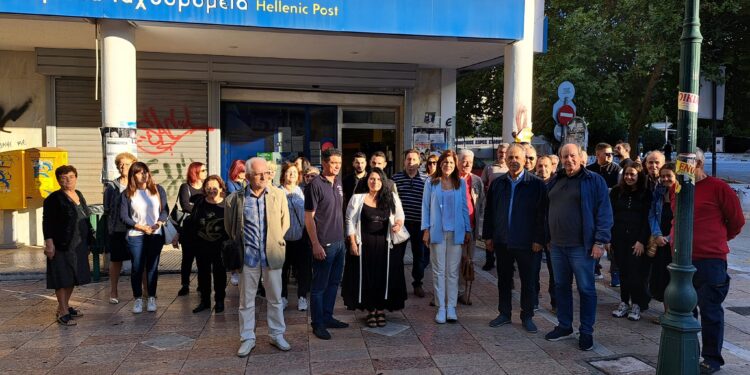 Συγκέντρωση στα ΕΛΤΑ Αγρινίου για το λουκέτο στο υποκατάστημα Παραβόλας- Παρέδωσαν ψήφισμα και στο Δημαρχείο
