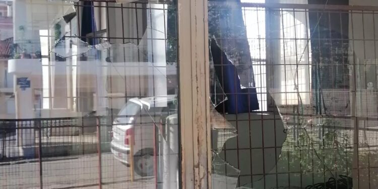 Για 2η φορά τις τελευταίες ημέρες έσπασαν τα τζάμια στο 7ο Γυμνάσιο Αγρινίου