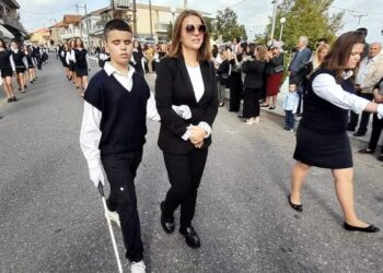 Γαβαλού: Δυνατό χειροκρότημα και περηφάνεια για τον μαθητή που παρέλασε με ολική απώλεια όρασης