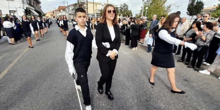 Γαβαλού: Δυνατό χειροκρότημα και περηφάνεια για τον μαθητή που παρέλασε με ολική απώλεια όρασης