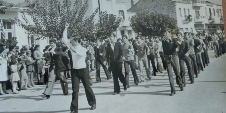 Σας θυμίζει κάποιον ο διμοιρίτης της φωτογραφίας;