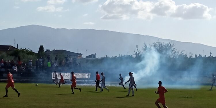 Έξαλλη η  Δόξα Καινούργιου από την συμπεριφορά νεαρών φιλάθλων της/ “καπνογόνα, ύβρεις και κάθε μορφή βίας δεν γίνονται αποδεκτά” λέει