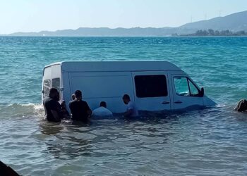 Ναύπακτος: Αυτοκίνητο έπεσε στη θάλασσα στο Γρίμποβο