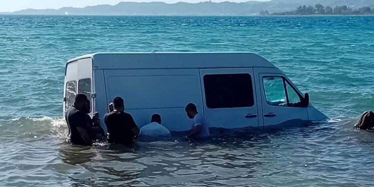 Ναύπακτος: Αυτοκίνητο έπεσε στη θάλασσα στο Γρίμποβο