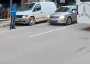 Παρασύρθηκε από λεωφορείο, δίνει μάχη για τη ζωή του: Τραγικά νέα για 6χρονο στον Βόλο, το λάθος της μαμάς του