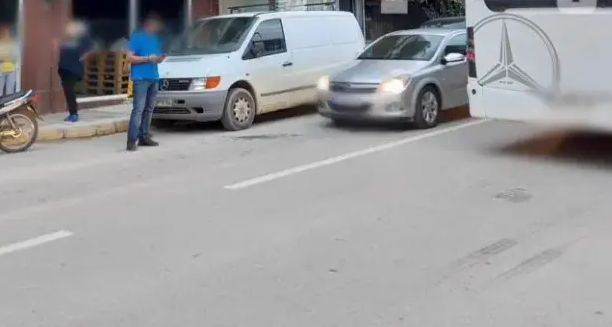 Παρασύρθηκε από λεωφορείο, δίνει μάχη για τη ζωή του: Τραγικά νέα για 6χρονο στον Βόλο, το λάθος της μαμάς του