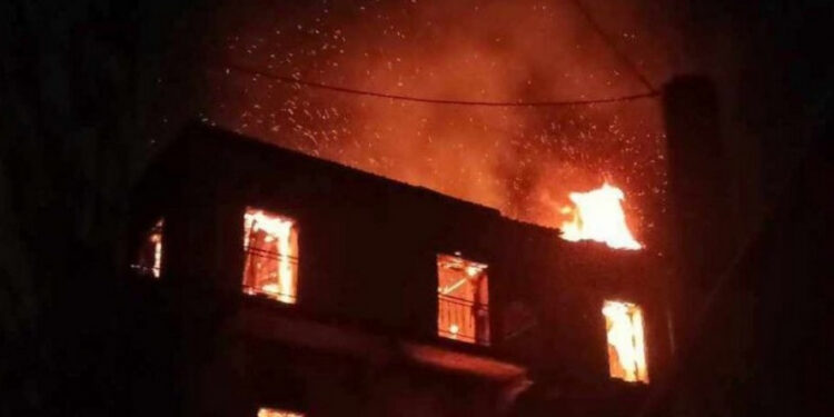 Δυο σπίτια κάηκαν στην Κατούνα τη νύχτα από φωτιά που ξέσπασε απο άγνωστη αιτία