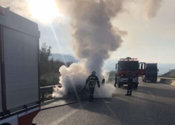 Ολοσχερώς κατστράφηκε όχημα από φωτιά  μετά τα διόδια ΜενιδίουΟλοσχερώς κατστράφηκε όχημα από φωτιά