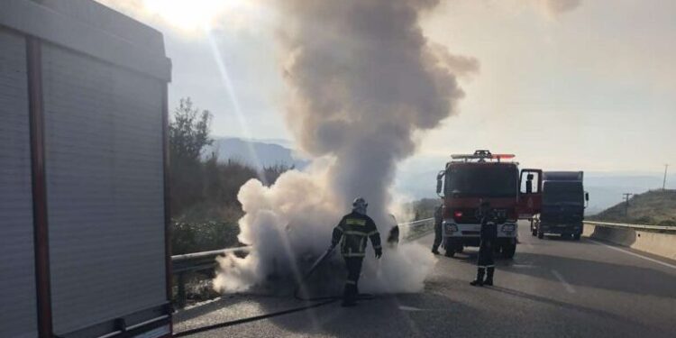 Ολοσχερώς κατστράφηκε όχημα από φωτιά μετά τα διόδια ΜενιδίουΟλοσχερώς κατστράφηκε όχημα από φωτιά