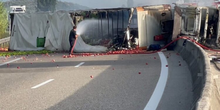 Έκλεισε η Ιονία Οδός λόγω φωτιάς σε φορτηγό