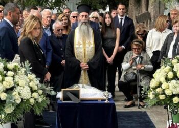 Η Χριστίνα Σταρακά στο τρισάγιο στη μνήμη της Φώφης