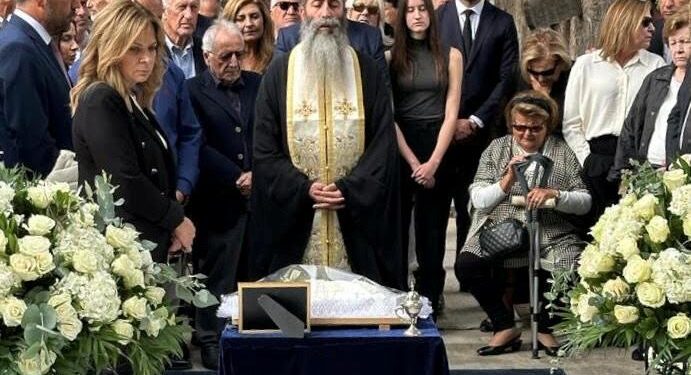 Η Χριστίνα Σταρακά στο τρισάγιο στη μνήμη της Φώφης