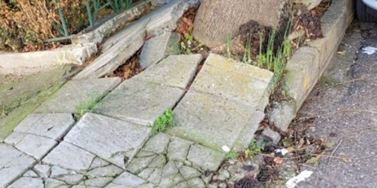 Αγρίνιο/ πεζοδρόμια “παγίδες” στην οδό Διαμαντή!