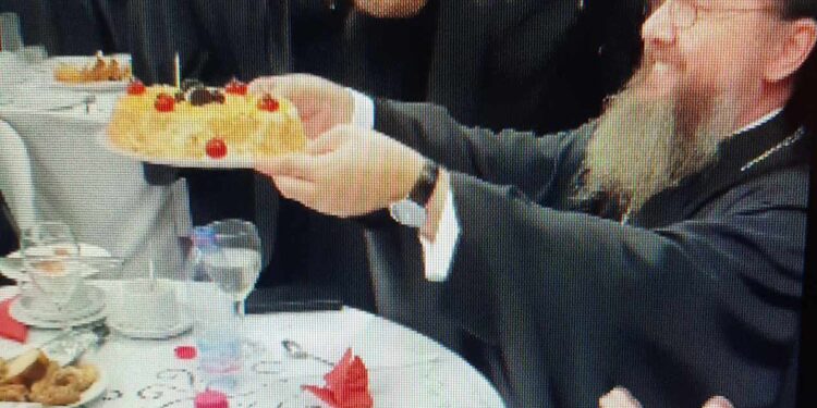 Τούρτα και ευχές στο Δαμασκηνό για τον έναν χρόνο από την ενθρόνισή του!