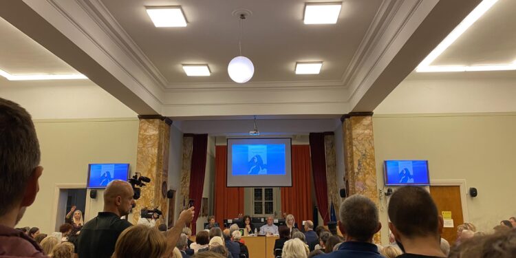 Αγρίνιο: Πλήθος κόσμου στην παρουσίαση του μυθιστορήματος της Κωνσταντίας Σκανδάλου-Κορδολαίμη