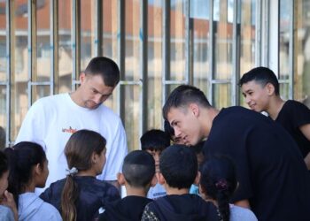 Επίσκεψη Παναιτωλικού στο 13ο Δημοτικό Σχολείο Αγρινίου, όπου φοιτούν μαθητές αμιγώς Ρομά