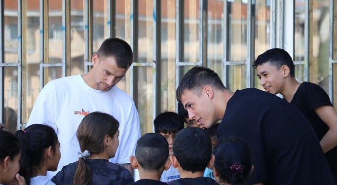 Επίσκεψη Παναιτωλικού στο 13ο Δημοτικό Σχολείο Αγρινίου, όπου φοιτούν μαθητές αμιγώς Ρομά