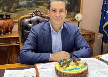 Τούρτα-έκπληξη για τον δήμαρχο Αγρινίου Γιώργο Παπαπαναστασίου