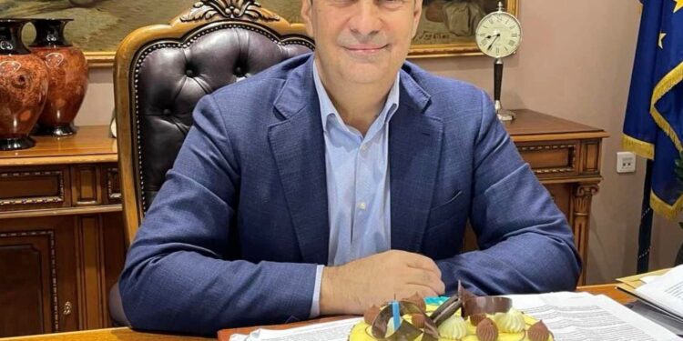 Τούρτα-έκπληξη για τον δήμαρχο Αγρινίου Γιώργο Παπαπαναστασίου