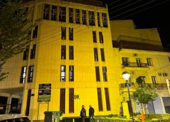 Αγρίνιο: Με κίτρινο φως δημοτικά κτίρια ως αναγνώριση του έργου των εργαζομένων καθαριότητας