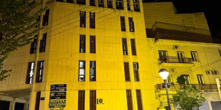 Αγρίνιο: Με κίτρινο φως δημοτικά κτίρια ως αναγνώριση του έργου των εργαζομένων καθαριότητας