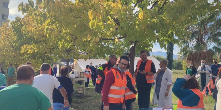 Με επιτυχία η άσκηση επιχειρησιακής ετοιμότητας και μερικής εκκένωσης του νοσοκομείου Αγρινίου σε περίπτωση σεισμού