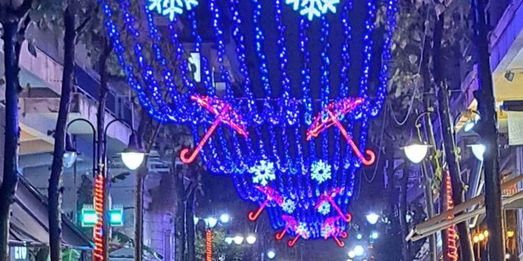 «Άρωμα» Χριστουγέννων στο Aγρίνιο/ Υπό βροχή φωταγωγήθηκε η πόλη