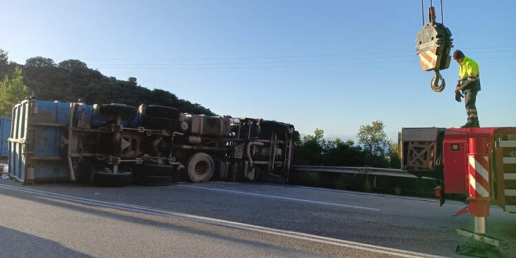 Φορτηγό ανετράπη στον περιφερειακό δρόμο της Ναυπάκτου