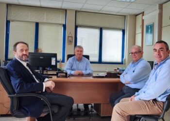 Επίδοση ψηφίσματος στον προϊστάμενο της ΔΟΥ Μεσολογγίου για την απόσυρση φορολογικού νομοσχέδιου
